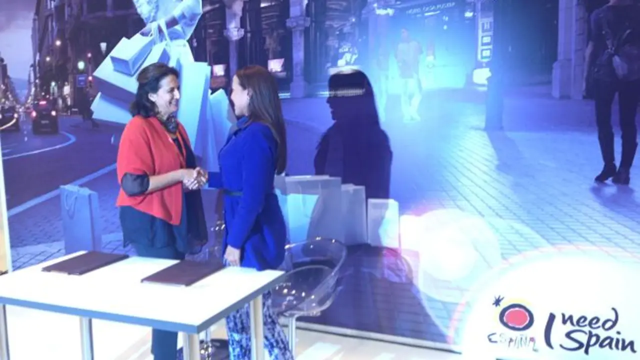 La secretaria de Estado de turismo de Espa&ntilde;a, Isabel Borrego y la viceministra de Turismo de Colombia, Sandra Howard en la firma del acuerdo de cooperaci&oacute;n. 