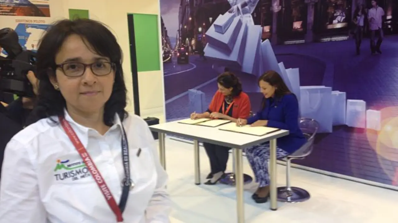 Liliana Garcia, t&eacute;cnica del Instituto de Turismo del Meta. De fondo, la secretaria de Estado de Turismo de Espa&ntilde;a, Isabel Borrego, y la viceministra de Turismo de Colombia, Sandra Howard. 