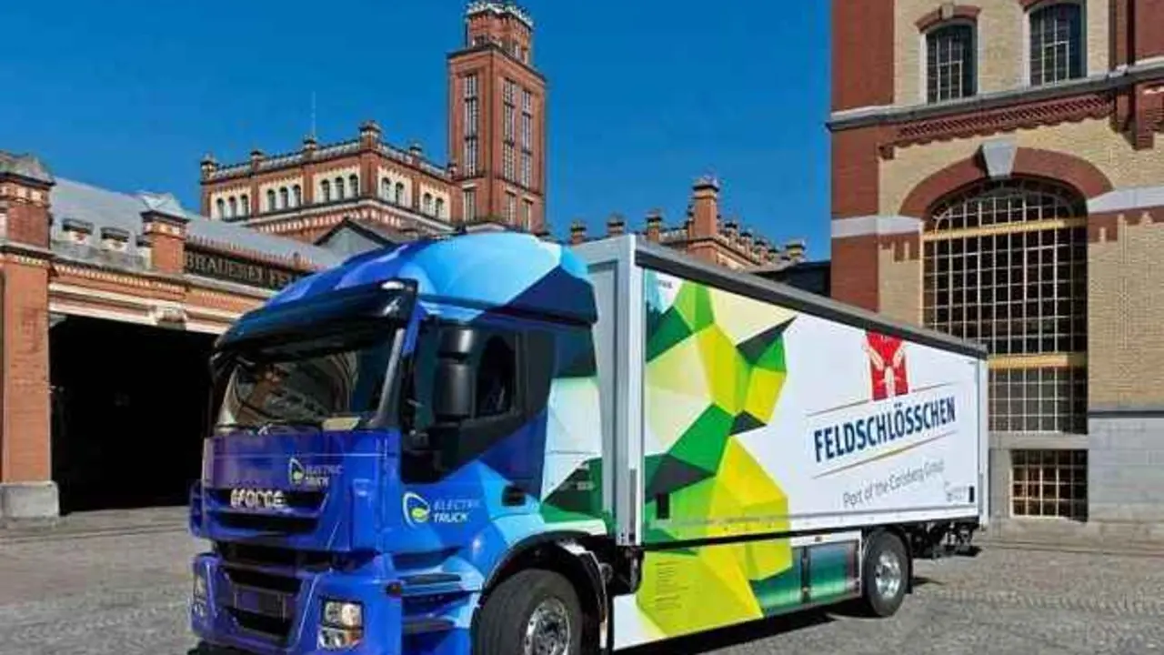 Cami&oacute;n de E Force dispuesto para el transporte de bebidas de Feldschlosschen/eforce.ch