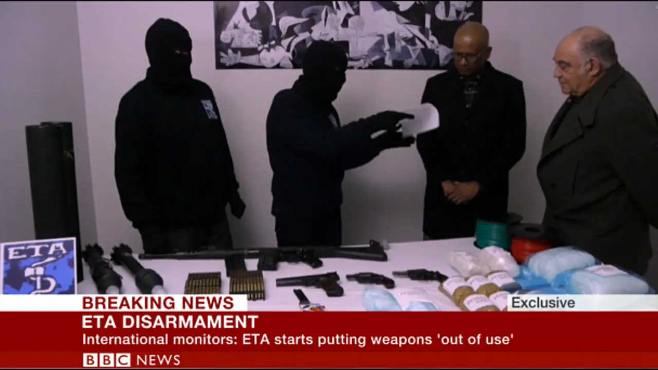 Captura de la BBC en la que se ve una entrega parcial de las armas de ETA. / BBC