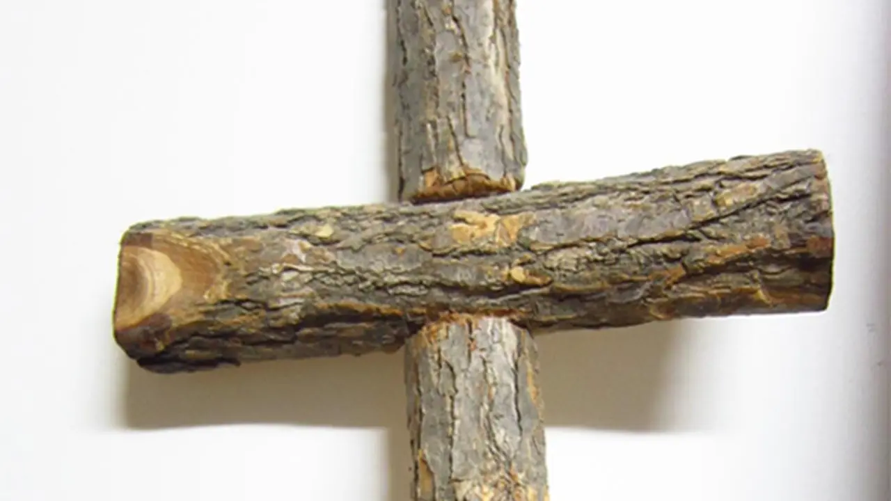 Cruz de madera para el bosque.