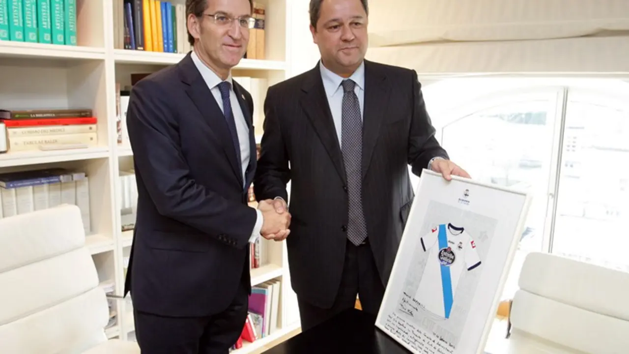 El presidente del Deportivo le present&oacute; a Feij&oacute;o una nueva camiseta.