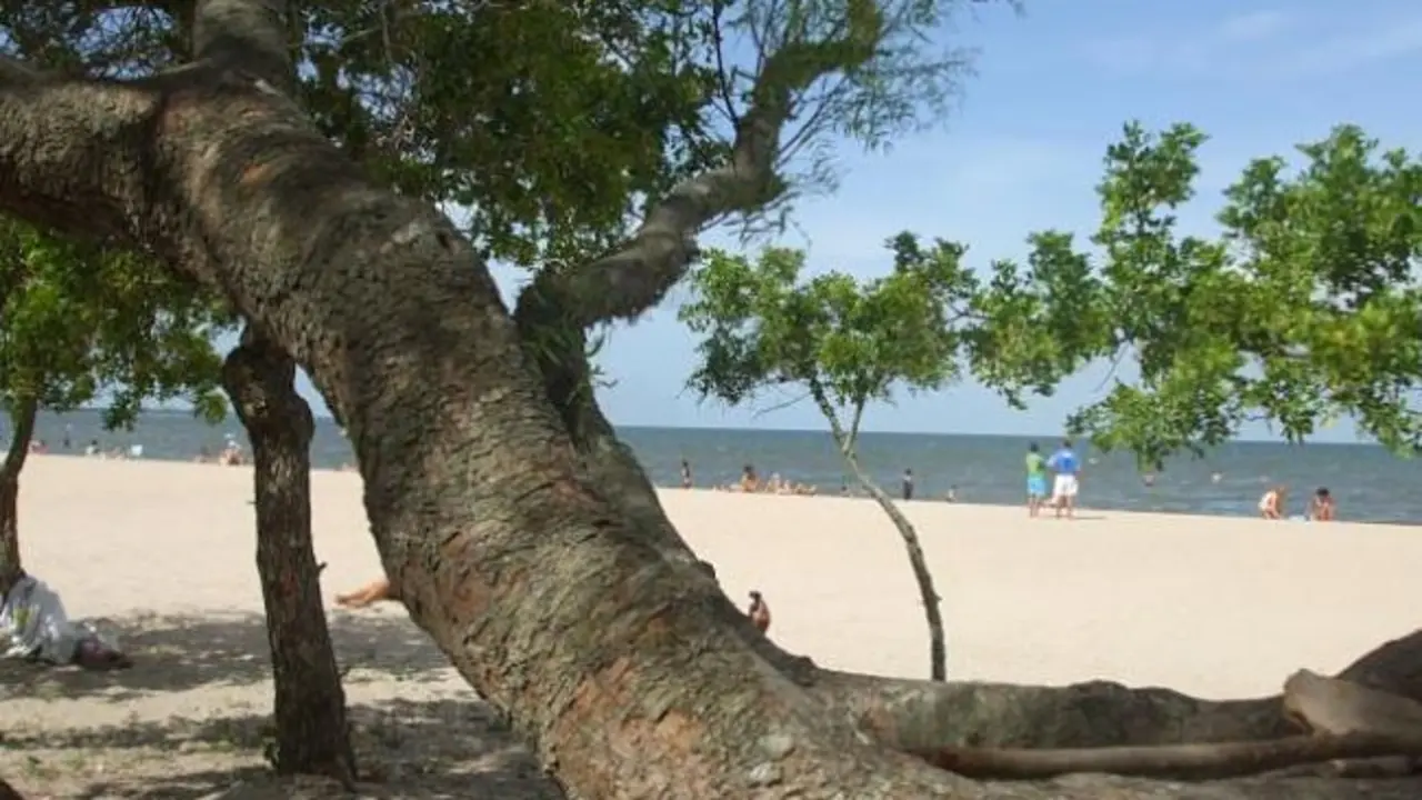 Laranjal Beach - Lagoa dos Patos / www.world-travel-photos.com
