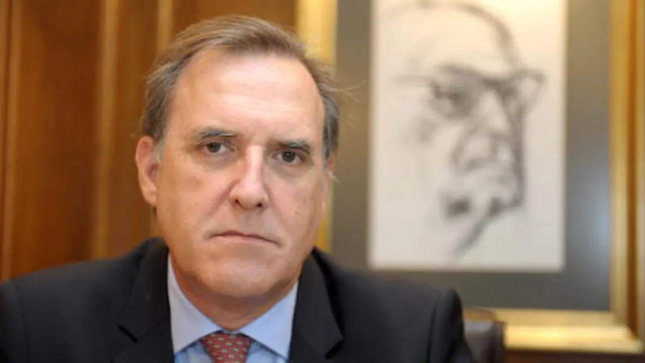 Jos&eacute; Mar&iacute;a Arias ante un retrato de Pedro Barri&eacute; de la Maza. / laopinioncoruna.es