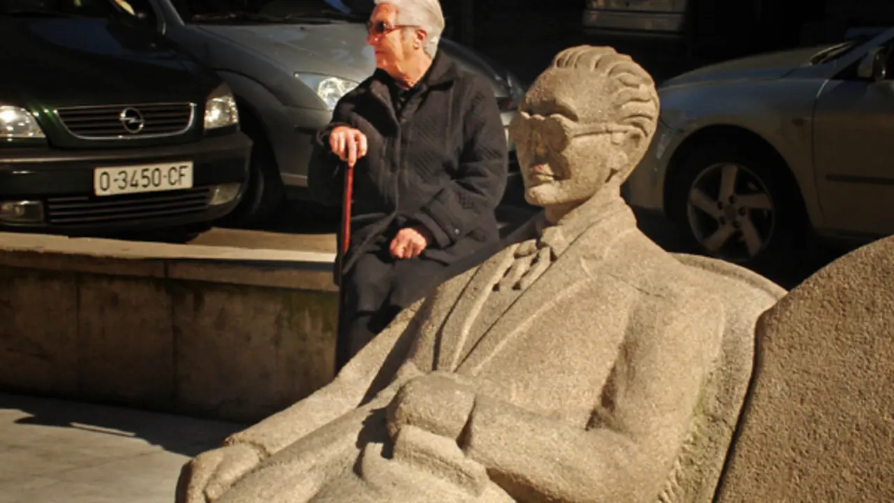 Escultura de Castelao en la Plaza del Humor, en A Coru&ntilde;a.