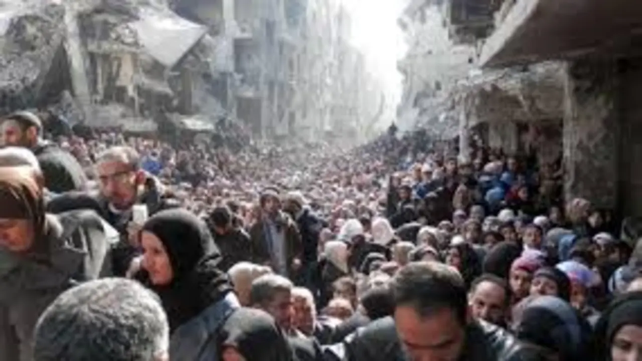 Refugiados palestinos esperando la ayuda humanitaria en el campamento del Yarmuk en Siria