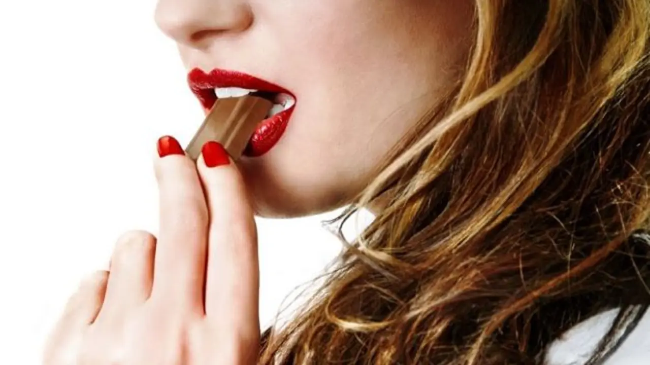 Labios rojos y chocolate.