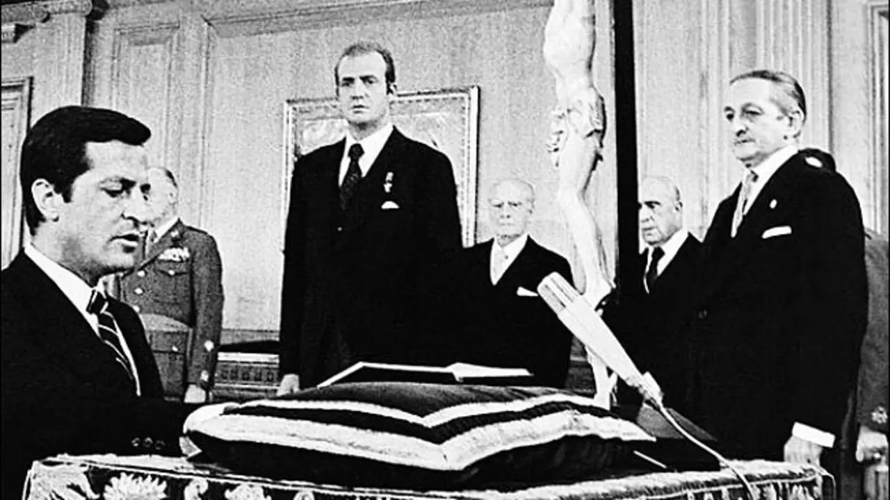 Adolfo Su&aacute;rez jura como presidente del Gobierno. A la derecha, Fern&aacute;ndez Miranda.