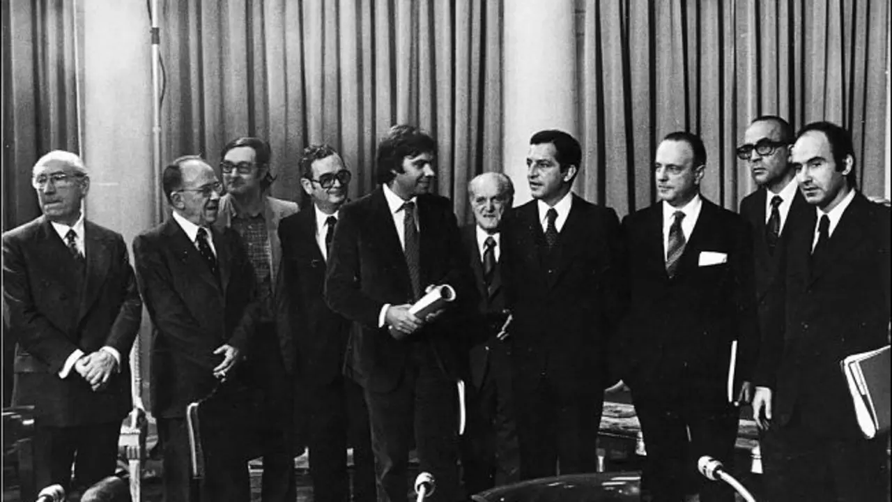 Adolfo Su&aacute;rez con l&iacute;deres de su generaci&oacute;n, al comienzo de la democracia.