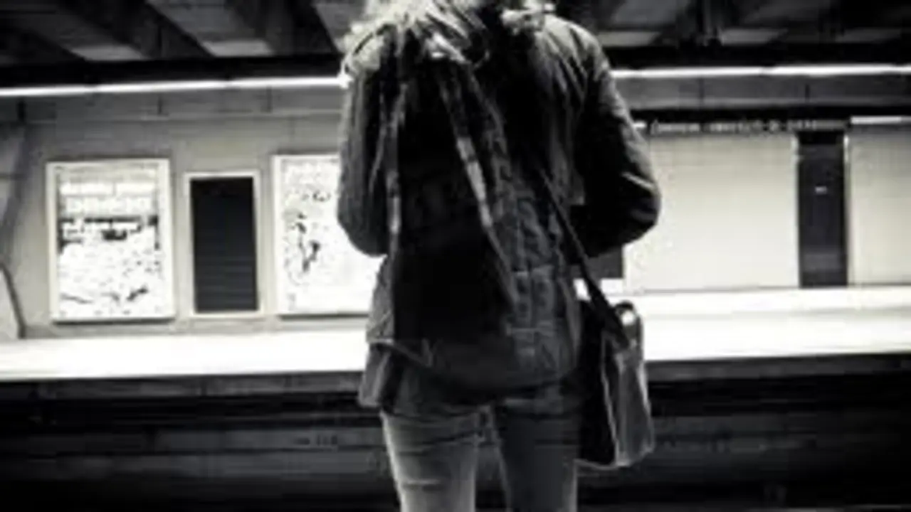 Una joven en una estaci&oacute;n de metro. / flickr.com