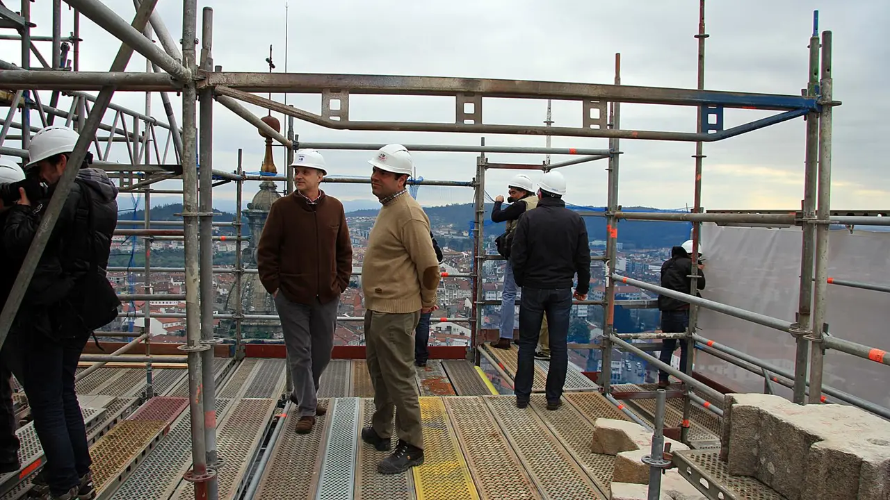 equipo director de restauraci&oacute;n de la obra 
