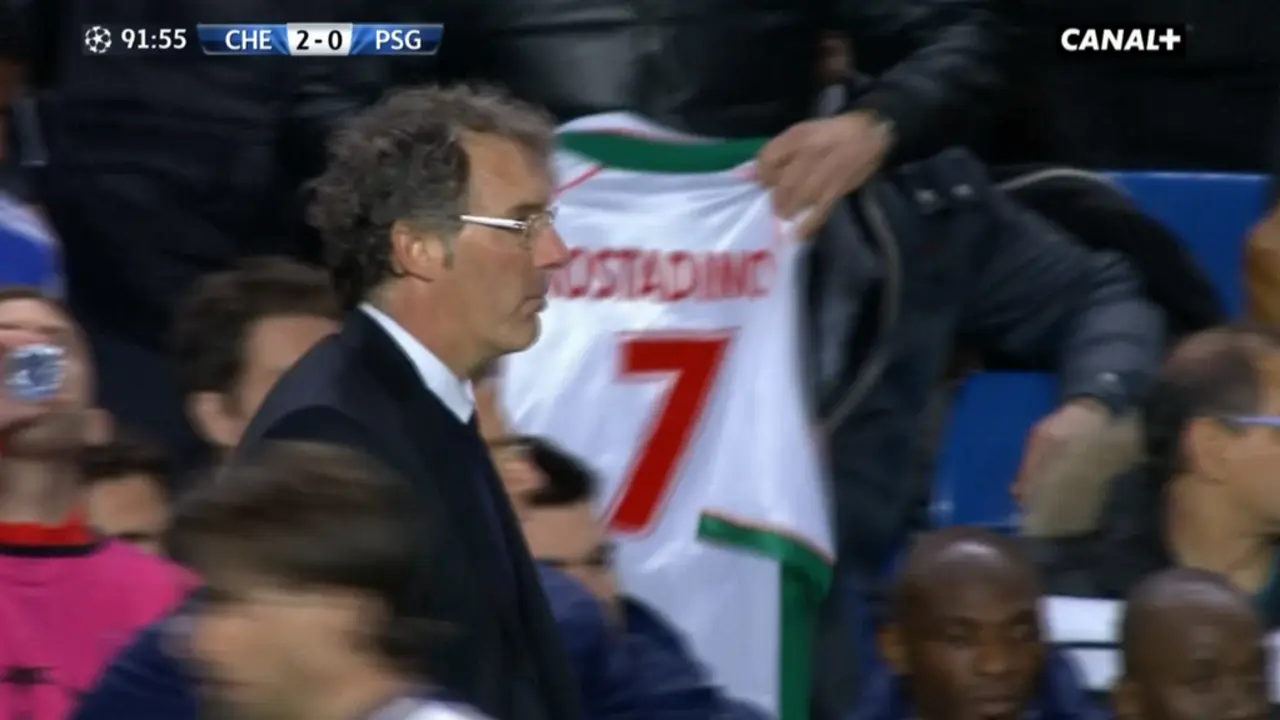 Blanc, con la camiseta de Kostadinov al fondo
