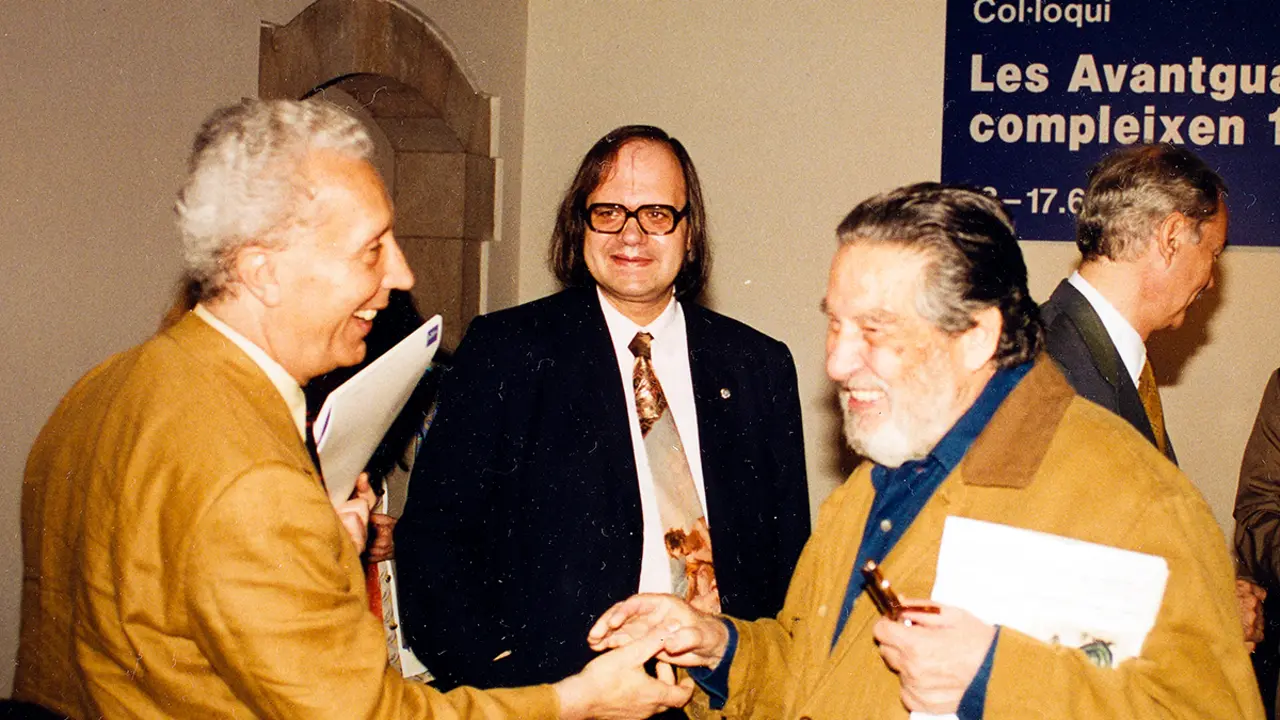Octavio Paz saluda a Marc Fumaroli, con Pere Gimferrer al fondo, en el Museu Picasso de Barcelona en 1994.