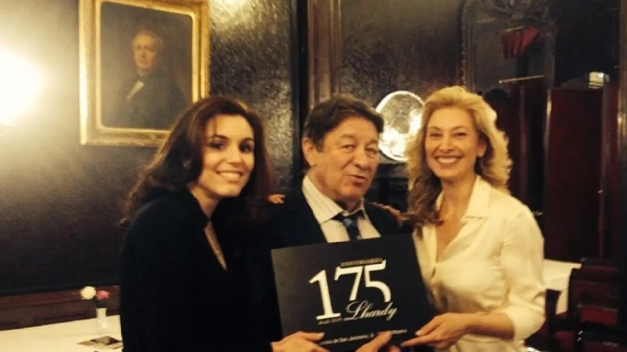 Helena Cosano, Luis Cepeda y Teresa Viejo posan ante el retrato del fundador de Lhardy, Emile Huguenin.