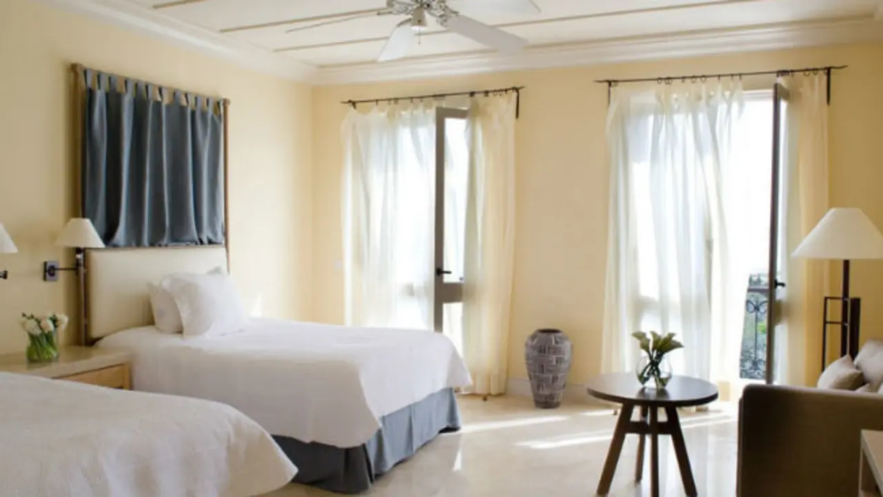 Algunas habitaciones cuentan con balcones privados