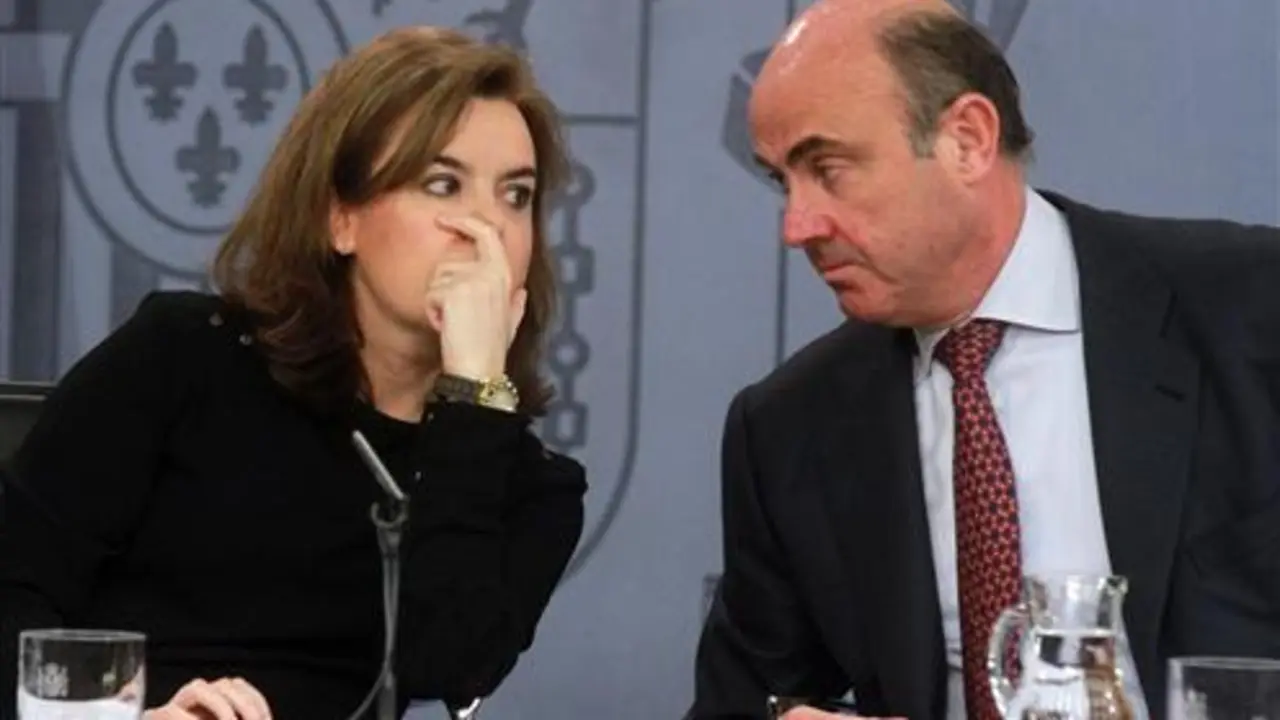 Soraya S&aacute;enz de Santamar&iacute;a y Luis de Guindos. / La Moncloa