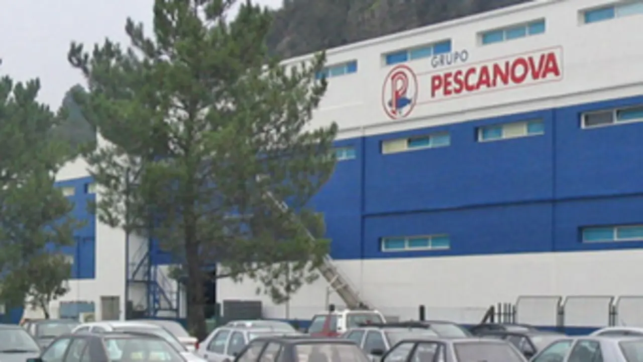 Sede de Pescanova, en la r&iacute;a de Vigo. / RR SS