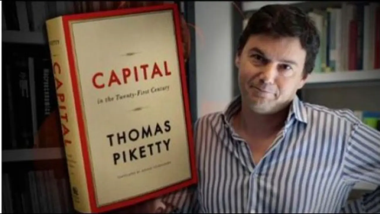 Thomas Piketty con su nuevo libro.