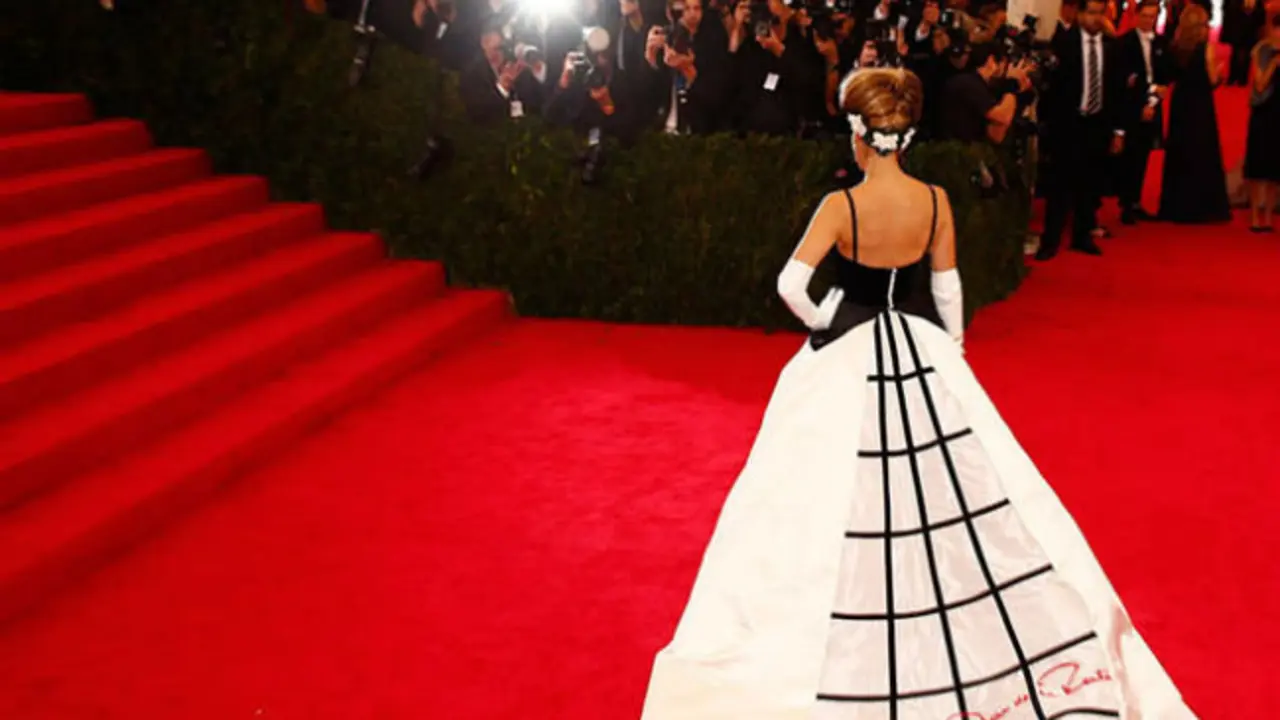 La gala cont&oacute; como copresidenta de excepci&oacute;n con Sarah Jessica Parker quien lici&oacute; un dise&ntilde;o de Oscar de la Renta
