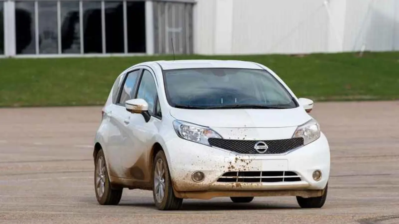 Nissan Note con la pintura aplicada en su parte izquierda/nissan,es