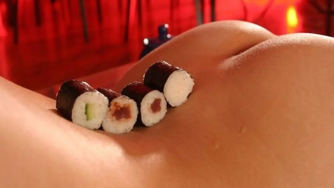 Sushi sobre la espalda de una mujer