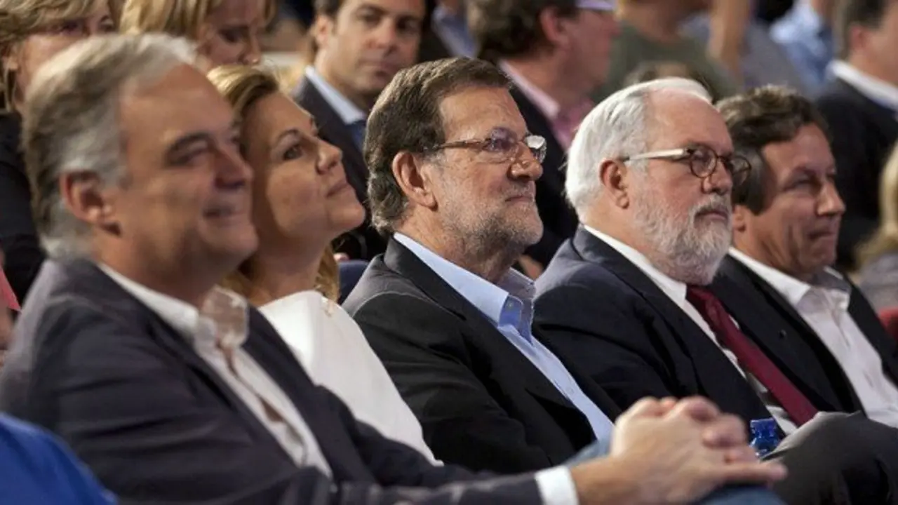 Rajoy, rodeado de dirigentes del PP. / Mundiario