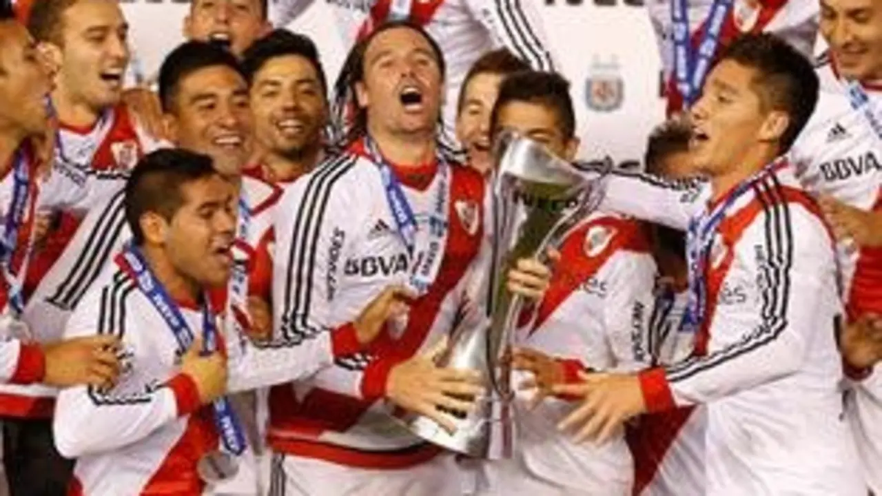 River campe&oacute;n 2014: Fernando Cavenaghi alza la copa junto a sus compa&ntilde;eros.