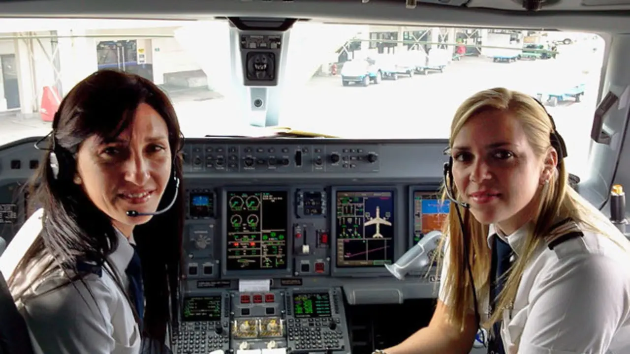 Dos mujeres al frente de un avi&oacute;n. / gacetaeronautica.com 