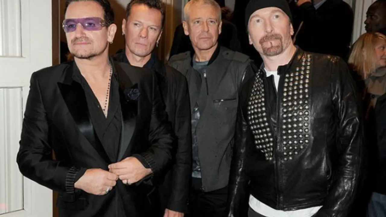 U2 con su l&iacute;der, Bono, a la izquierda.