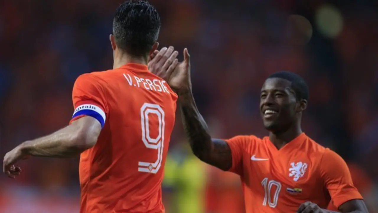 Van Persie y Wijnaldum: veteran&iacute;a y juventud.