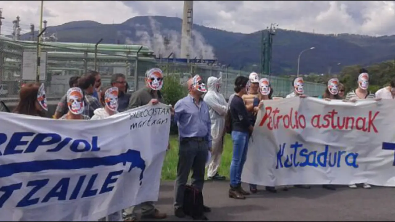 Manifestaci&oacute;n ante la refiner&iacute;a de Repsol en Euskadi contra la llegada del petrolero Aleksey Kosigin.