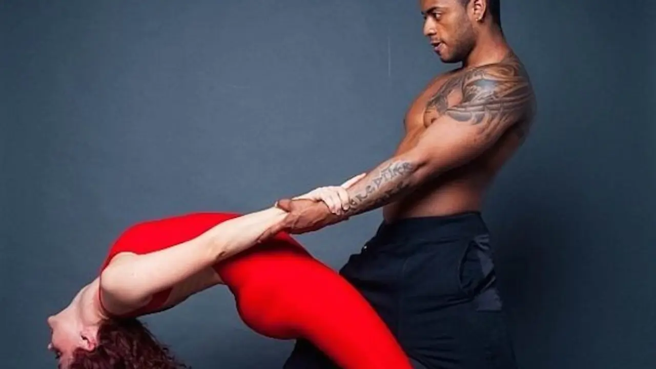 Hombre y mujer practicando el zouk.