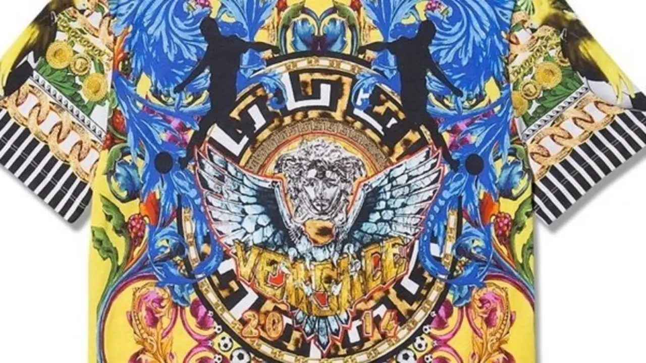 Detalle de la camiseta de Versace para el Mundial de Brasil 2014.