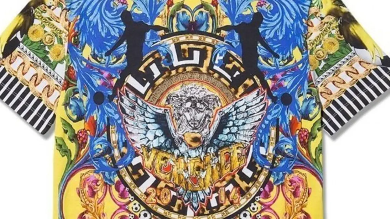 Detalle de la camiseta de Versace para el Mundial de Brasil 2014.