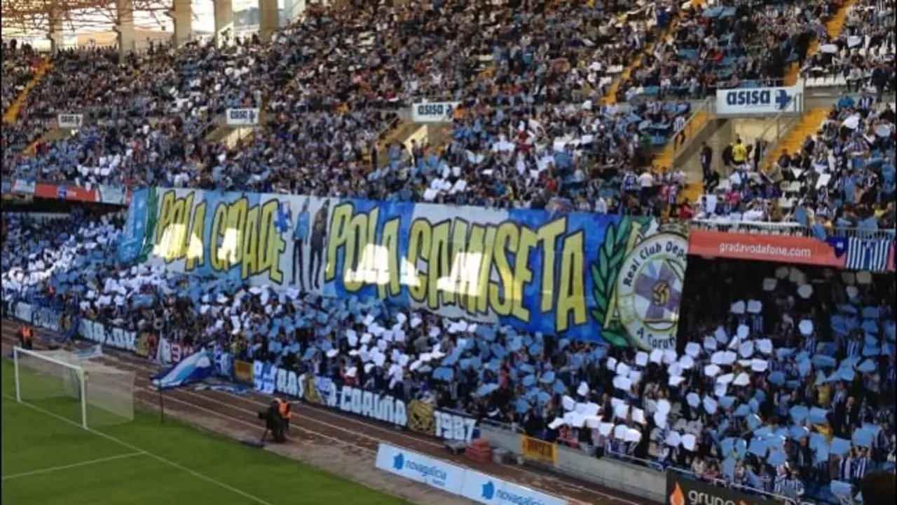 Pancarta de los Riazor Blues para darle la bienvenida al ascenso del Deportivo. / Mundiario
