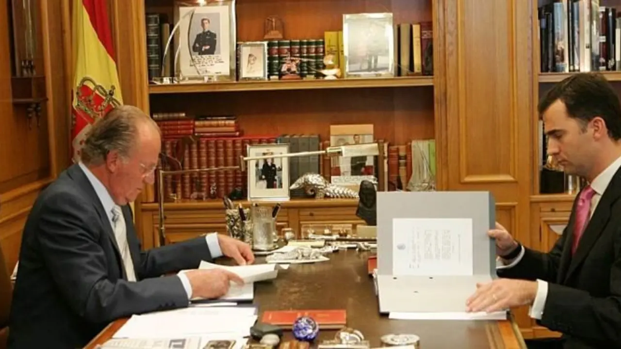 Juan Carlos I y Felipe de Borb&oacute;n. / Casa Real