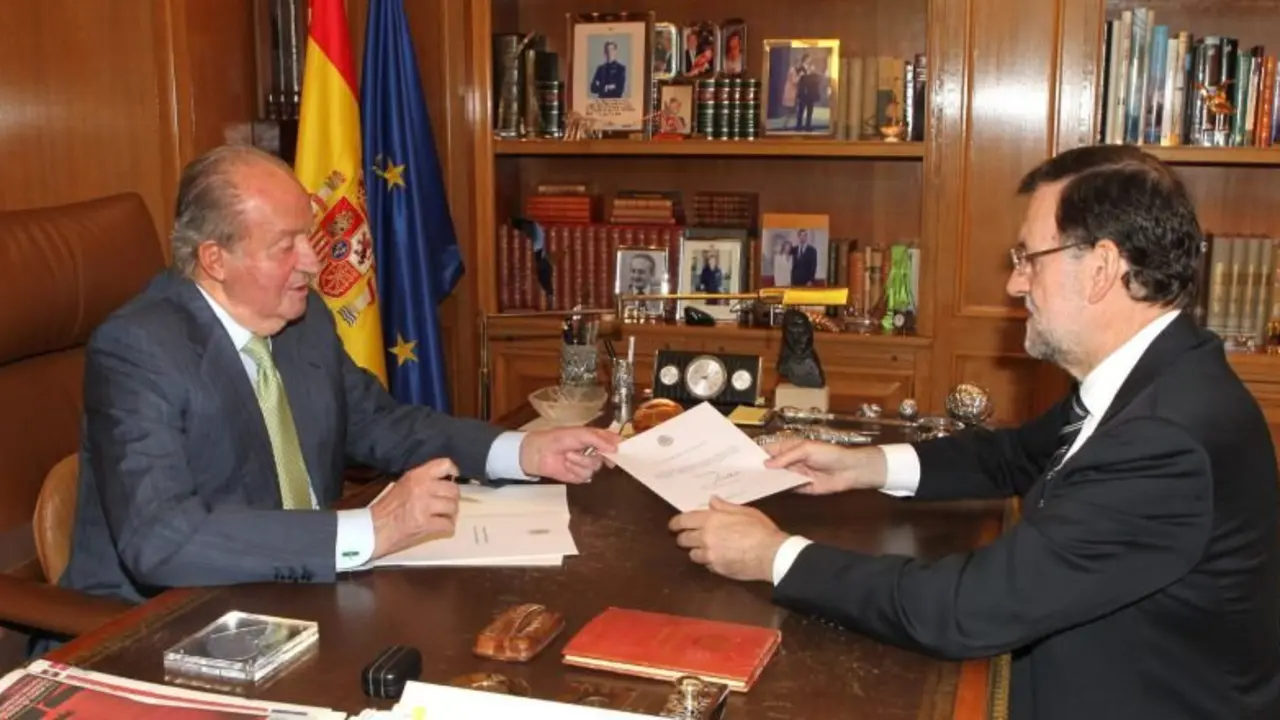 El rey Juan Carlos I entrega al presidente del Gobierno el documento de abdicaci&oacute;n. / Casa Real
