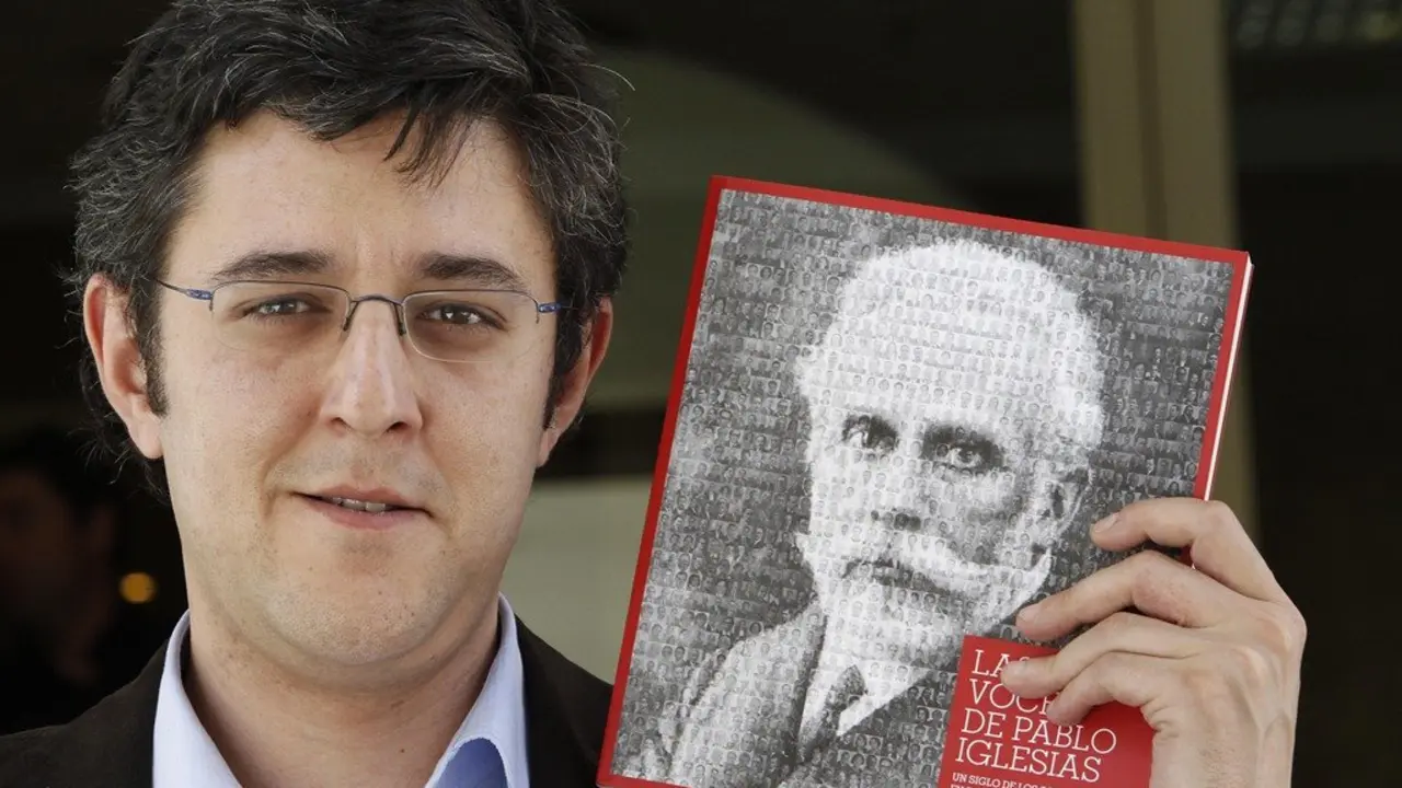 Eduardo Madina con un libro dedicado a Pablo Iglesias, fundador del PSOE.