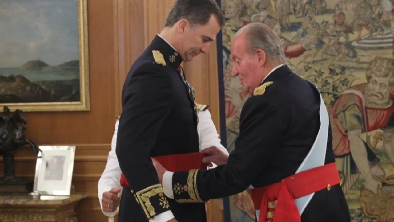 Juan Carlos impone la faja de capit&aacute;n general a Felipe VI.