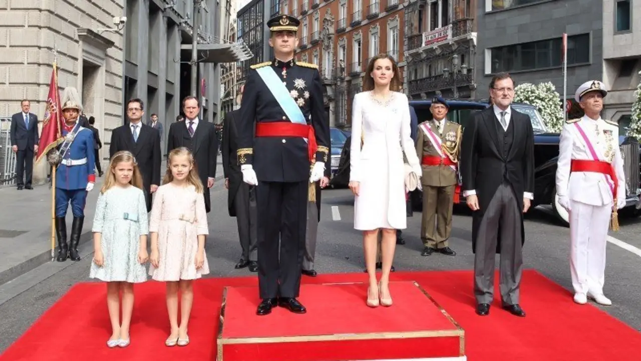 Los reyes, acompa&ntilde;ados por la princesa de Asturias y la infanta Sof&iacute;a, a su llegada al Congreso, en compa&ntilde;&iacute;a del presidente del Gobierno.