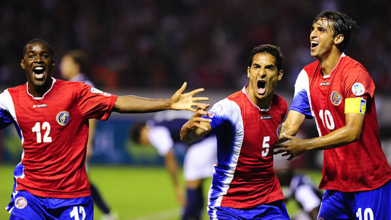 Celso Borges celebra su gol junto a Bryan Ruiz y Joel Campbell.