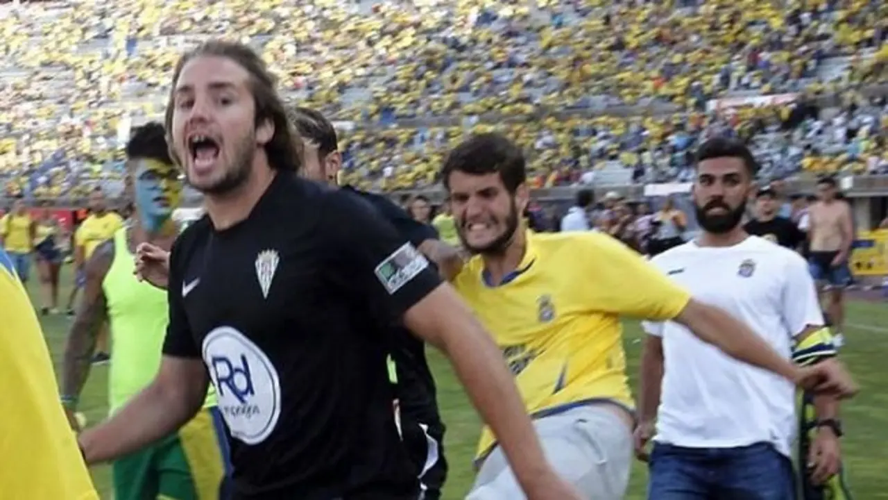 Un aficionado de Las Palmas agrede a un jugador del C&oacute;rdoba.