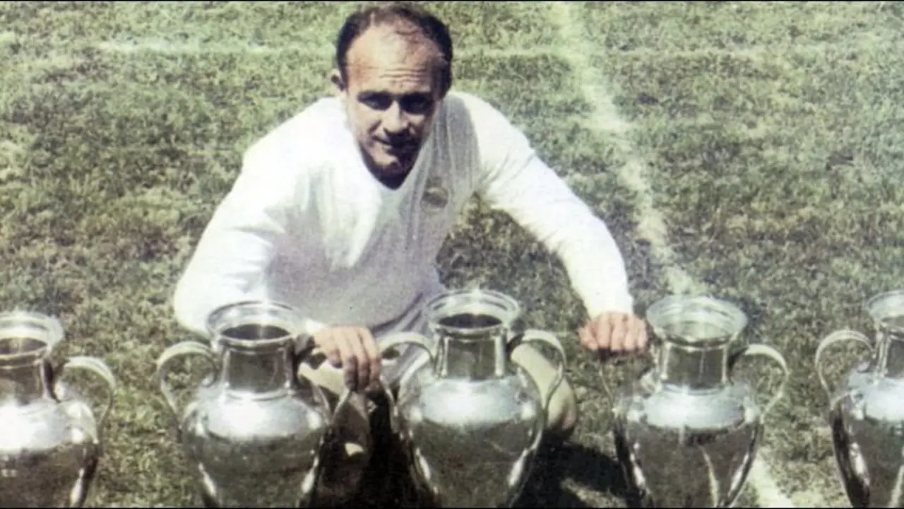 Alfredo Di St&eacute;fano posa con las cinco Copas de Europa que gan&oacute; con el Real Madrid entre 1956 y 1960.