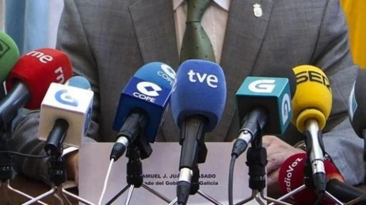 Micr&oacute;fonos de varios medios de comunicaci&oacute;n. / RR SS.