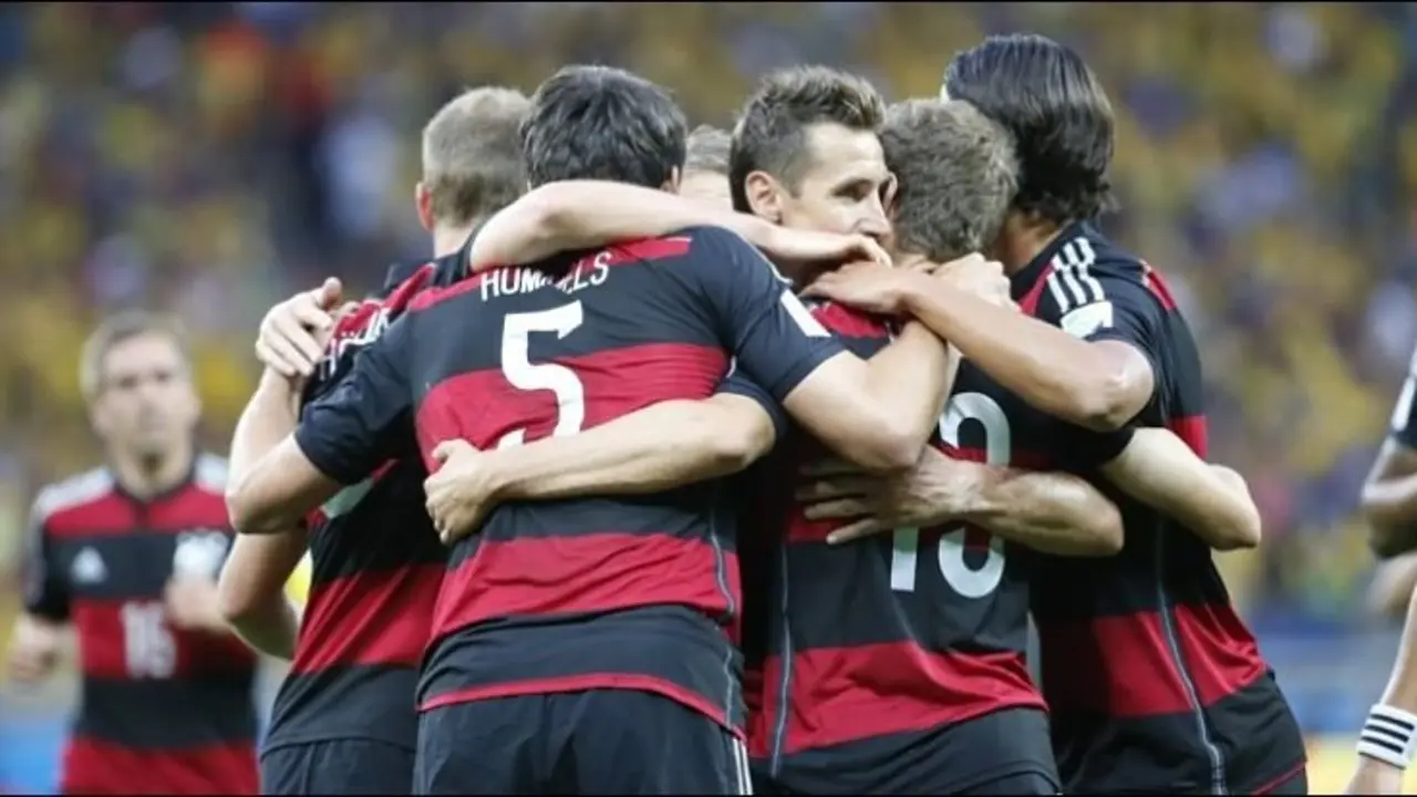 Jugadores de Alemania se abrazan en el partido en el que golearon a Brasil. / O Globo