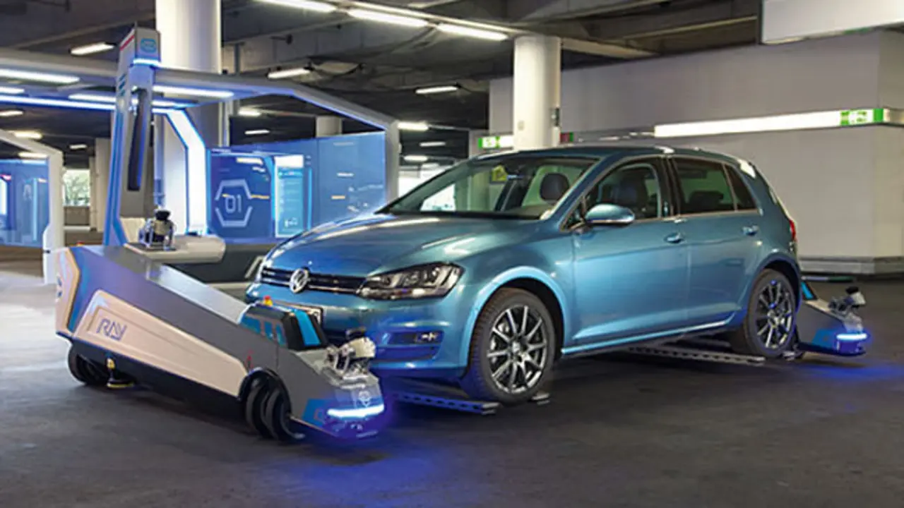 El Ray transportando a un veh&iacute;culo hacia la plaza correspondiente/serva-ts.com