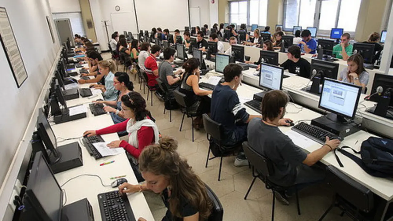 Sala de ordenadores de la Universidad de Navarra.