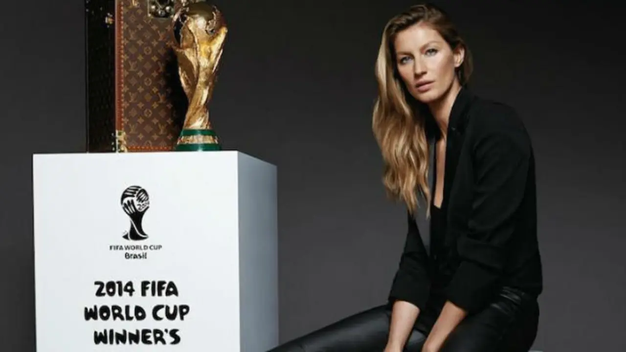 Gisele entrega copa del mundial 2014