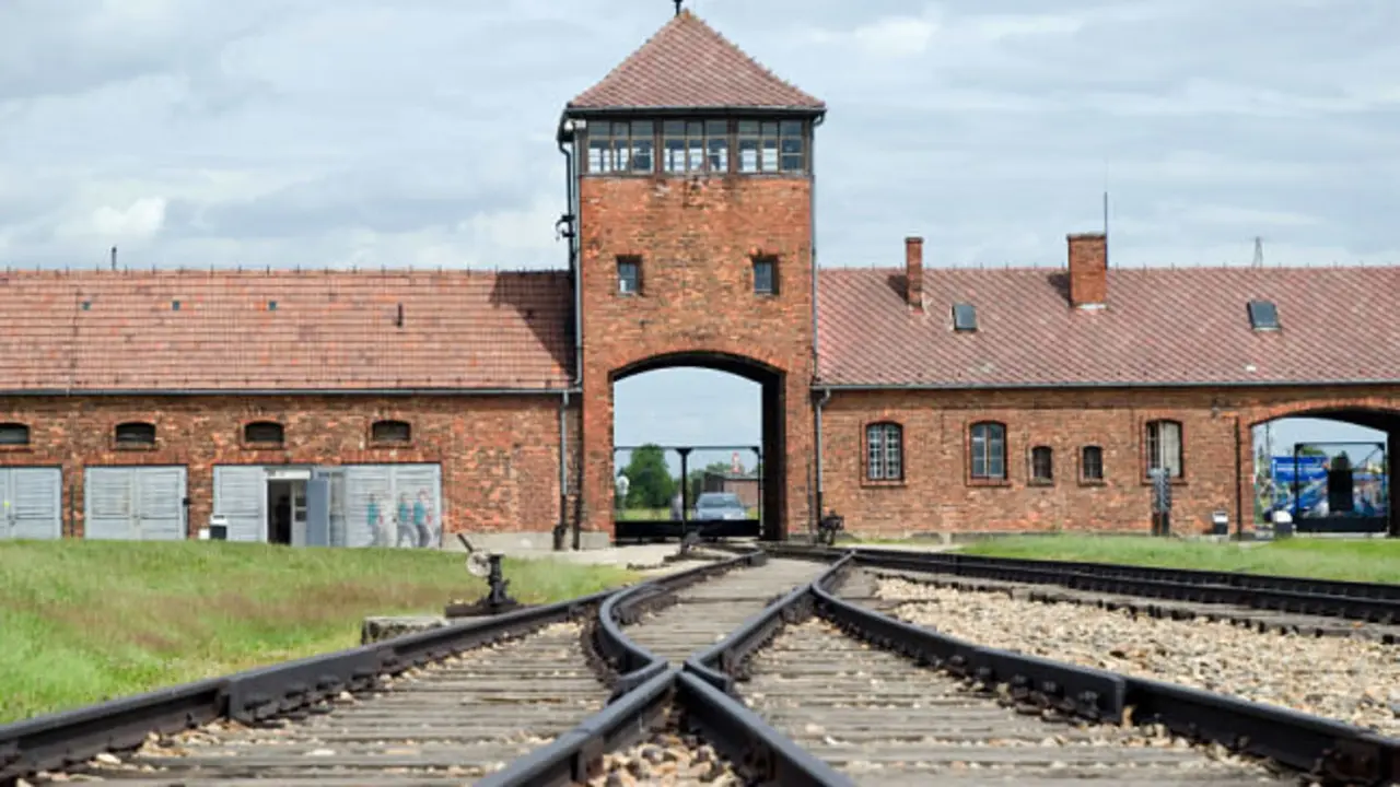 El ferrocarril llegando a Auschwitz. / www.cracovia.net 