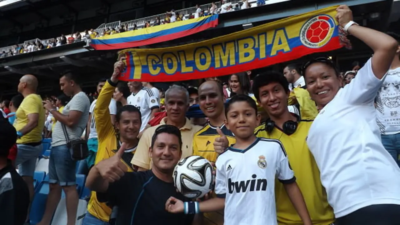 Aficionados en el Santiago Bernabe&uacute;, apoyando a James Rodr&iacute;guez
